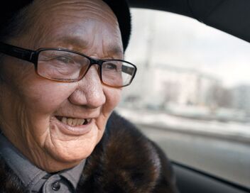 Kazakhstan : Mamie et son taxi