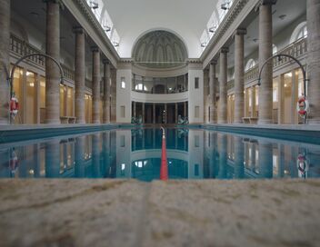 Tous à l'eau ! Des thermes antiques à la piscine privée