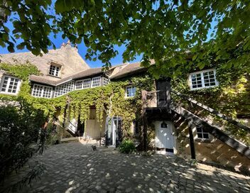 Une maison, un(e) artiste