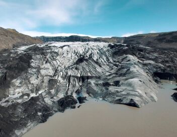 Des volcans et des hommes