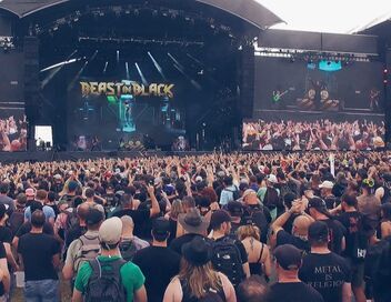 Hellfest et Burning Man : l'incroyable succès des festivals les plus fous du monde