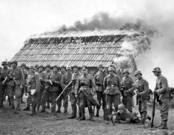 L'Est de l'Europe entre Hitler et Staline : Une terre de sang