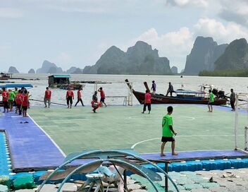 Thaïlande, un terrain de football insolite