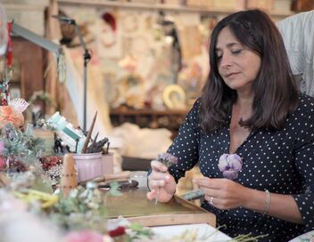 Plumes, plissés et fleurs de soie : les secrets de la haute couture