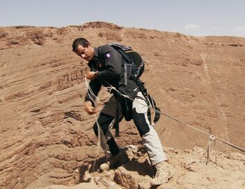 Bear Grylls face aux requins