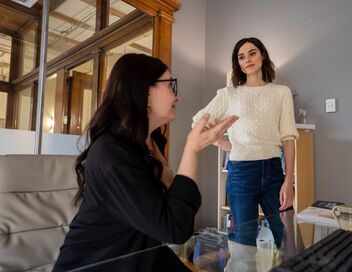 La femme au rouge à lèvres carmin